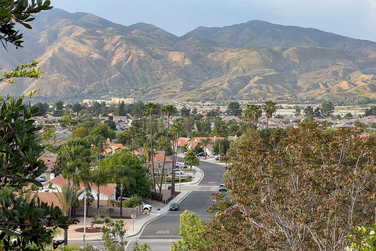 Neighborhood street in San Jacinto, California, with the San Jacinto Mountains behind