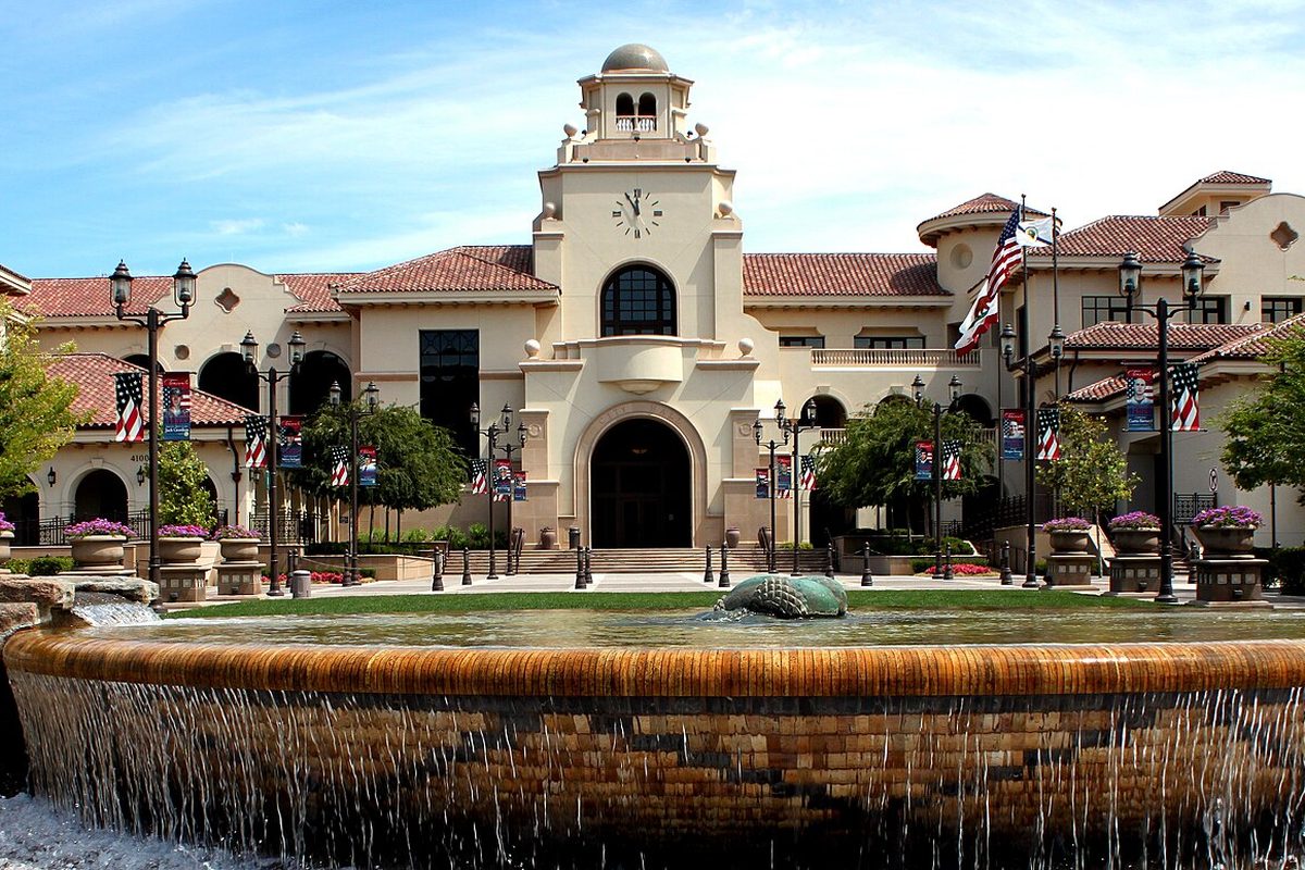 Temecula City Hall with a fountain in front in Temecula, California